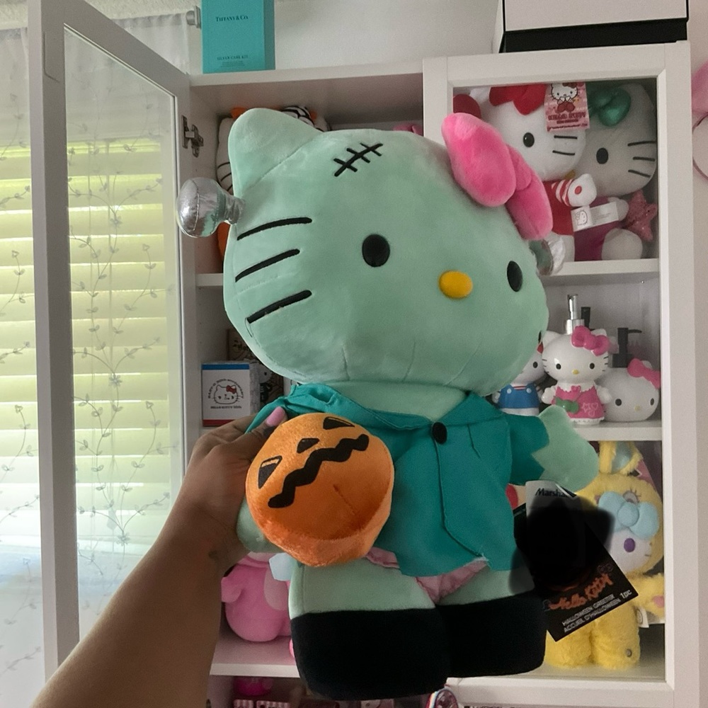 Hello kitty Frankenstein greeter